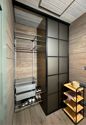 Оформление нескольких зон в доме системой хранения