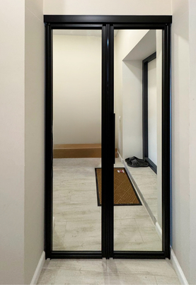 Зеркальные двери купе и гардеробная в загородном доме