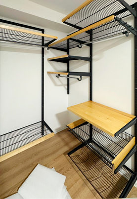 Яркое сочетание гардеробной в цвете графит и массива березы