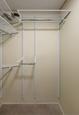 Оформление ниши для хранения одежды на штангах